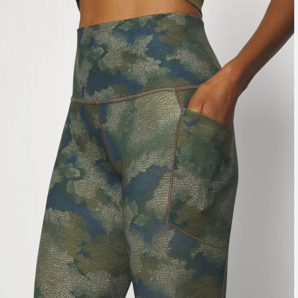 ATHLETA SALUTATION STASH HIGH RISE 7/8 LEGGING Topiary Abstract Olive - Picture 6 of 13